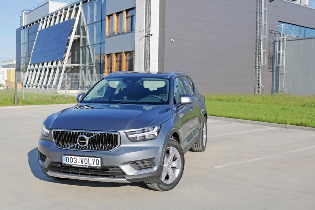 Volvo XC40 - ekonom - světla