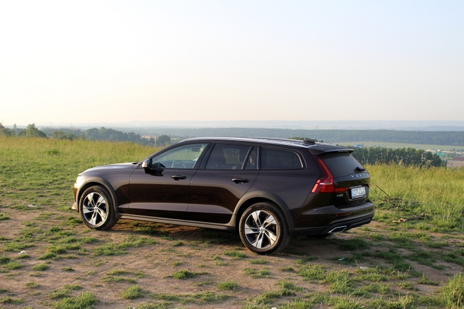 Test Volvo V60 Cross Country D4: Luxusní svoboda  - zadní pohled