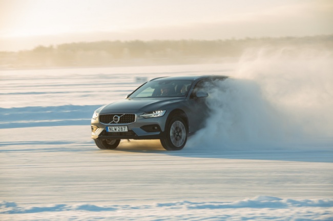 Volvo V60 Cross country - - na ledu