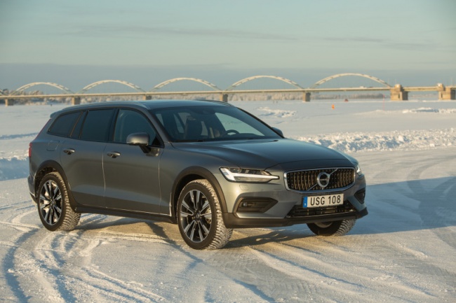 Volvo V60 Cross country - - parádní vůz na zimní radovánky