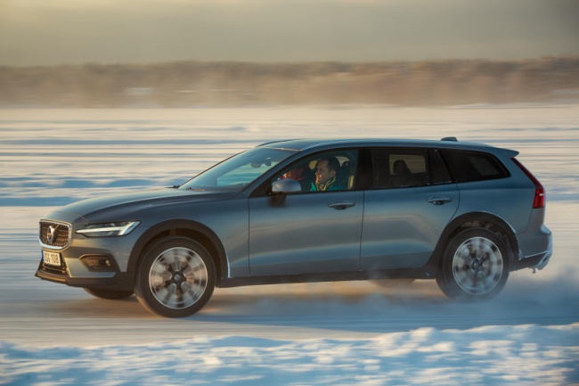 Volvo V60 Cross country - na sněhu