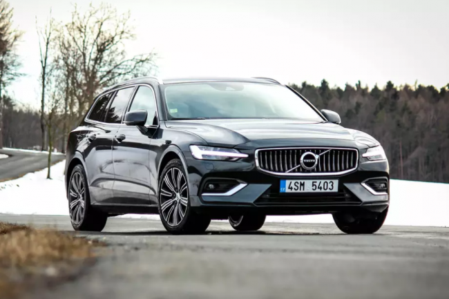 Volvo V60 Cross country - recenze, testy - přední pohled na auto