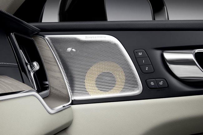 Volvo XC60 - hudba a akustika v autě