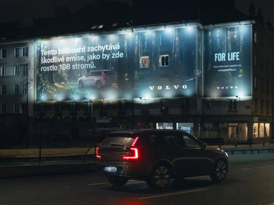 Volvo má billboard, který čistí vzduch